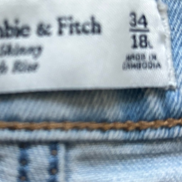 Abercrombie & Fitch The Skinny High Rise Light Wash Distressed Women’s size 18L - Picture 6 of 6